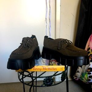 Adorable thick heeled lace up loafers